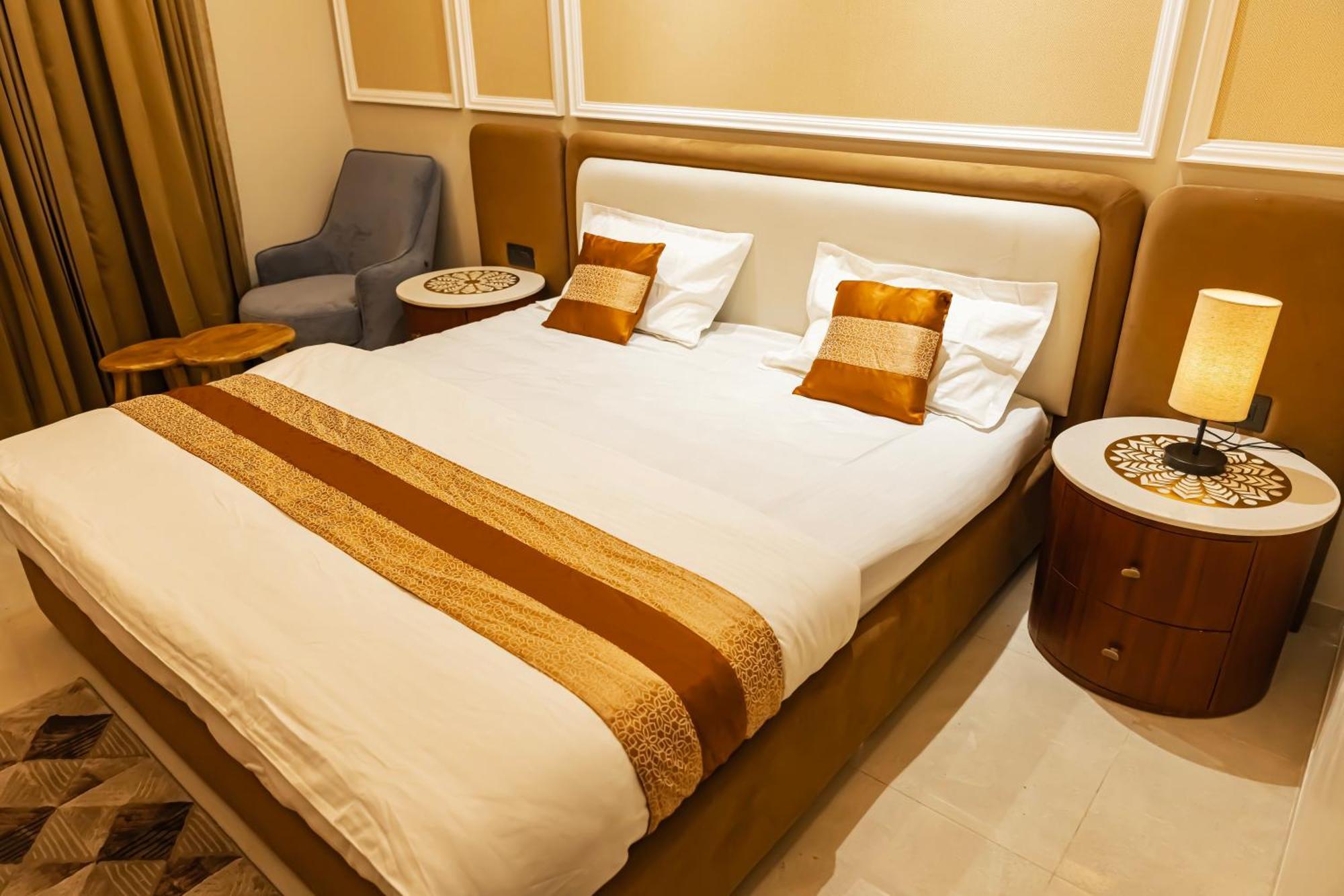 Bed and Breakfast Omaxe Hazratganj , Khusi Mahal Lucknow Zewnętrze zdjęcie